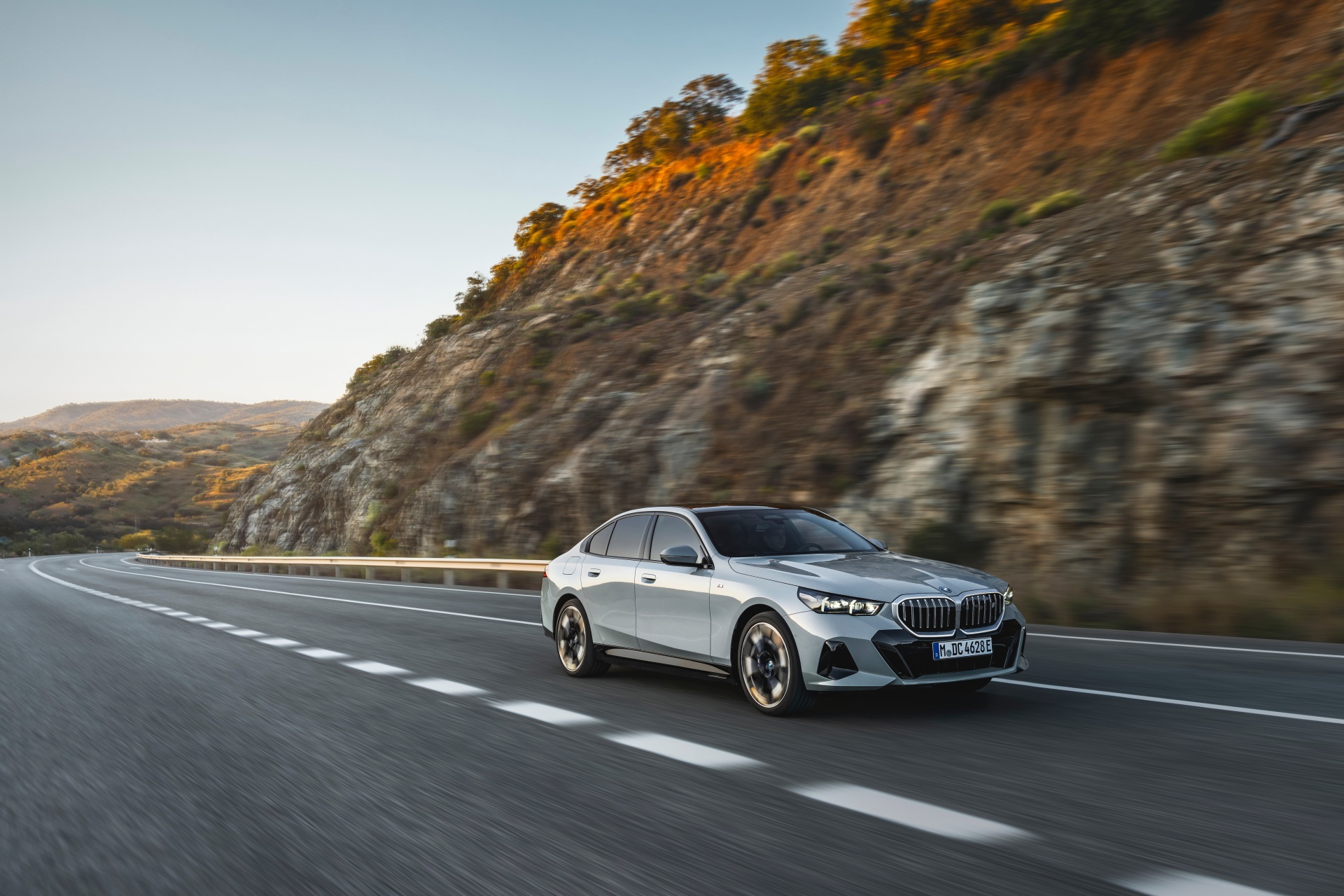 BMW Serie 5 perfilando curvas en carretera de montaña