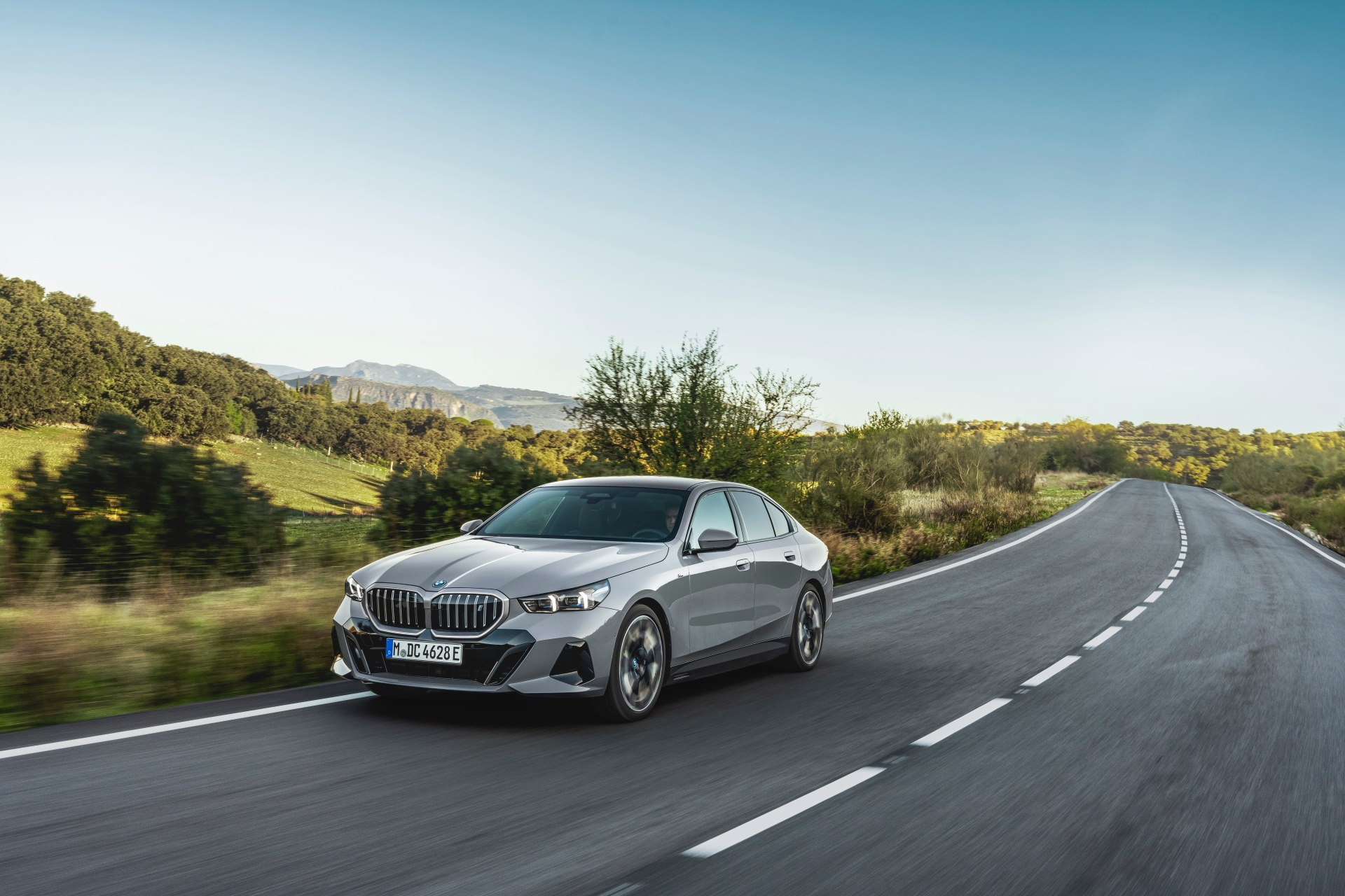 Vista dinámica del BMW Serie 5 mostrando su diseño elegante y deportivo.