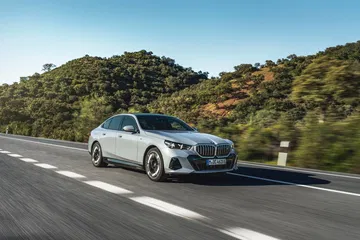 BMW Serie 5 exhibiendo su dinámica lateral en movimiento.