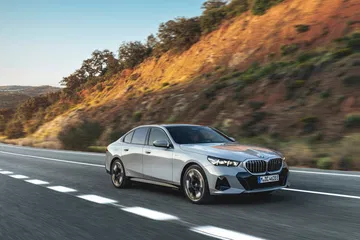 BMW Serie 5 en su entorno natural, mostrando su elegancia y dinamismo en carretera