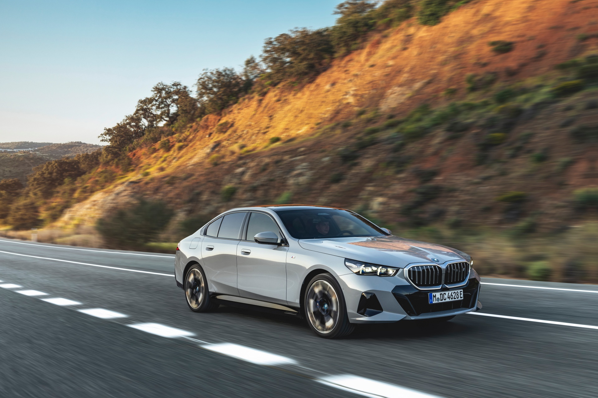 BMW Serie 5 en su entorno natural, mostrando su elegancia y dinamismo en carretera