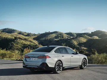 BMW Serie 5 mostrando su línea lateral en un entorno dinámico.