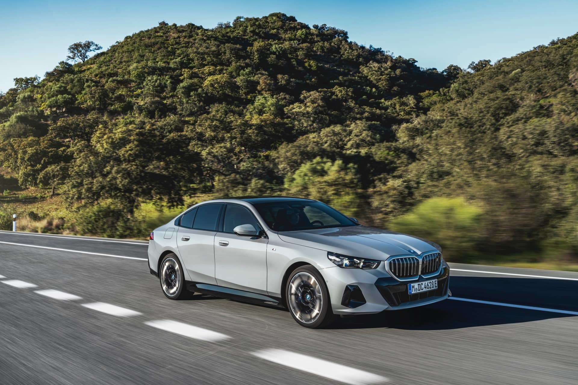 Perfil lateral del BMW Serie 5 mostrando la línea dinámica y diseño deportivo.