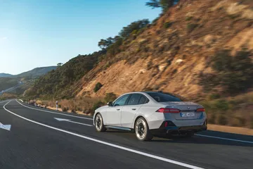 Perfil dinámico del BMW Serie 5 en carretera abierta.