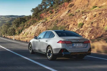 Vista dinámica del BMW Serie 5 mostrando líneas y diseño trasero.