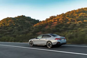 Perfil dinámico de un BMW Serie 5 demostrando su elegancia y deportividad.