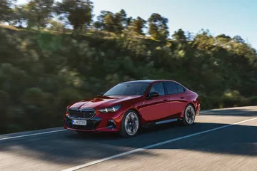 Vista dinámica del BMW Serie 5 en movimiento, resaltando su perfil aerodinámico.