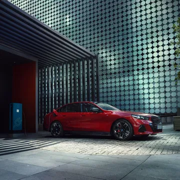 Perfil dinámico del BMW Serie 5 en una escena urbana contemporánea.