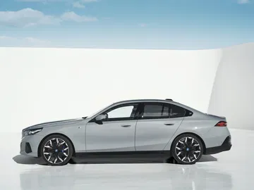 Vista lateral del BMW Serie 5 que muestra su silueta aerodinámica.