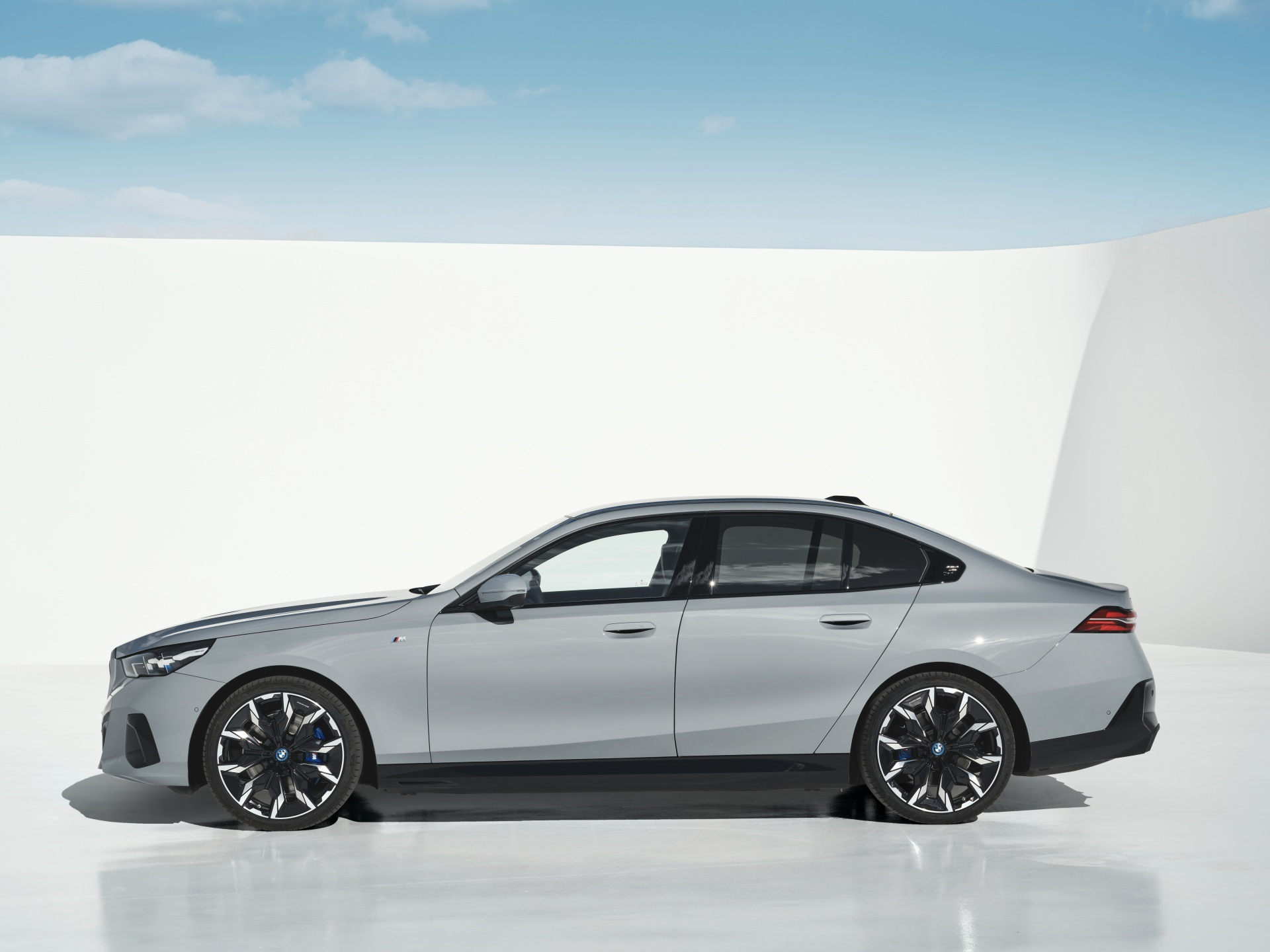 Vista lateral del BMW Serie 5 que muestra su silueta aerodinámica.