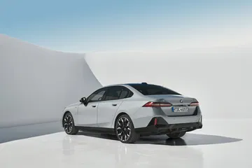 Vista lateral del BMW Serie 5 que muestra su diseño aerodinámico y líneas elegantes.