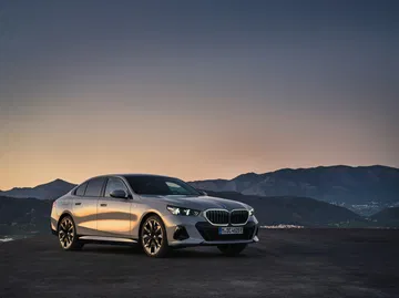 Vista lateral del BMW Serie 5 que resalta su diseño aerodinámico.
