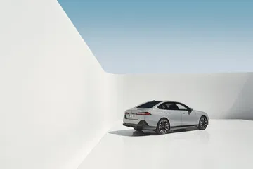 Perfil lateral del BMW Serie 5 resaltando su línea dinámica y diseño elegante.