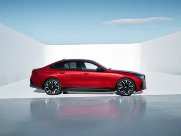 Vista lateral del BMW Serie 5 en color rojo destacando su diseño aerodinámico.