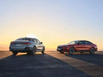 Doble perfil lateral del BMW Serie 5 resaltando su diseño aerodinámico.