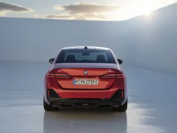 Vista trasera que muestra el diseño y las líneas característicos del BMW Serie 5.