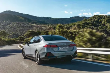 Vista dinámica BMW Serie 5 en carretera, destacando diseño aerodinámico.