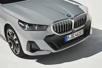 Vista frontal del BMW Serie 5 resaltando su parrilla y faros característicos.