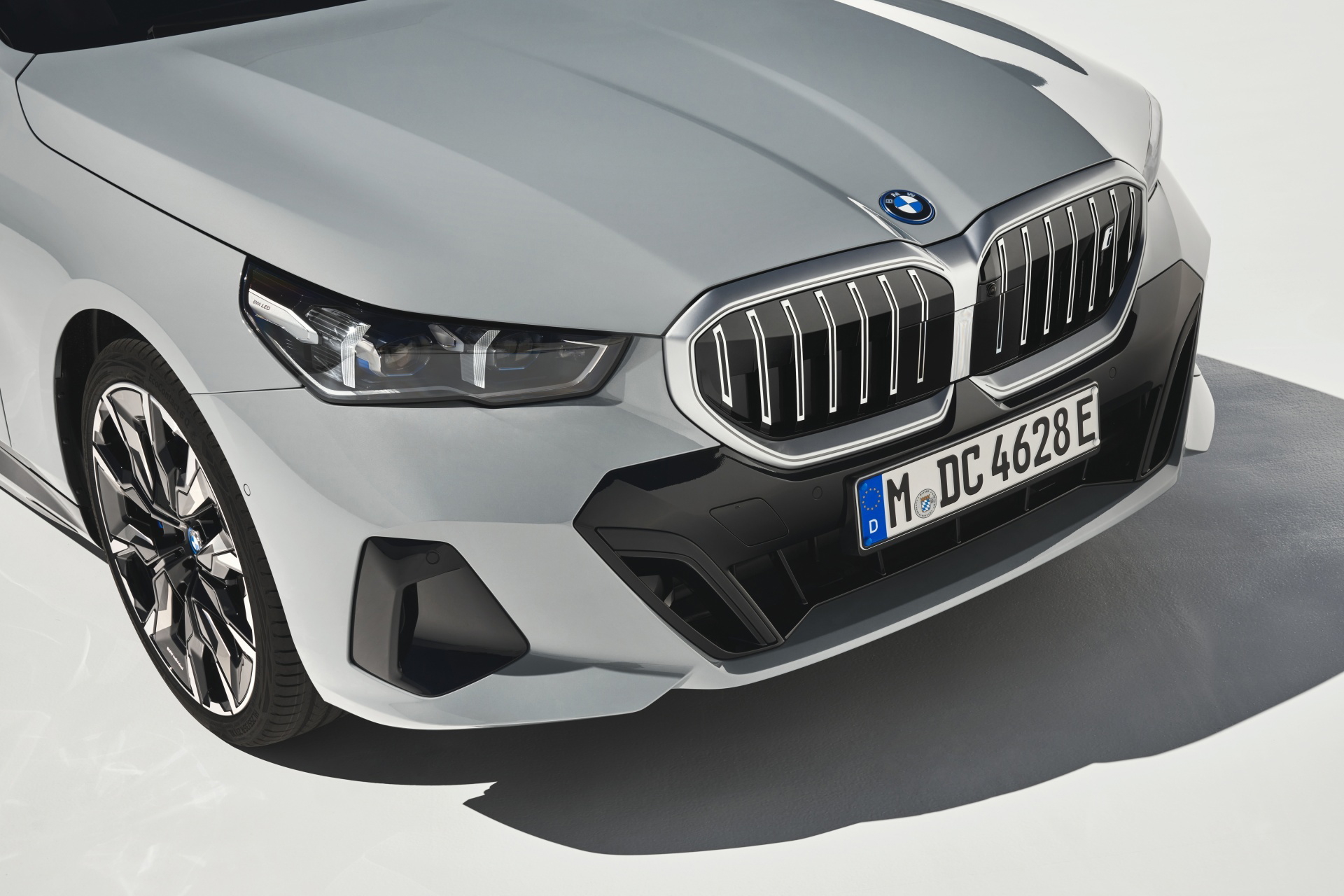Vista frontal del BMW Serie 5 resaltando su parrilla y faros característicos.