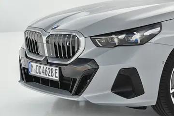 Vista frontal que resalta la icónica parrilla doble riñón de BMW.