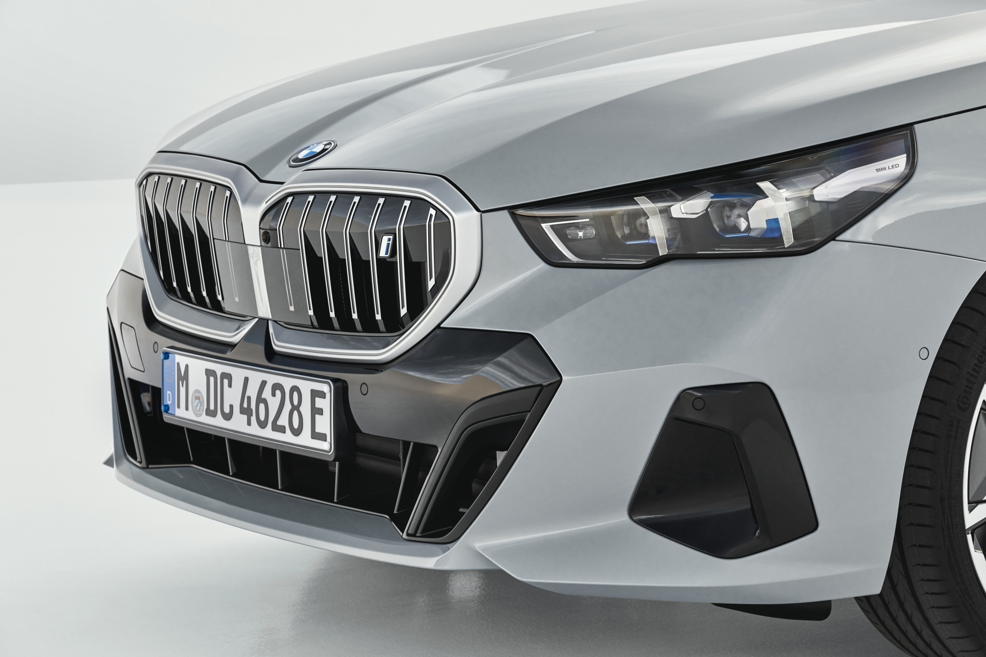 Vista frontal que resalta la icónica parrilla doble riñón de BMW.