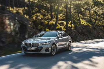 Vista angular delantera del BMW Serie 5, destacando su diseño deportivo.