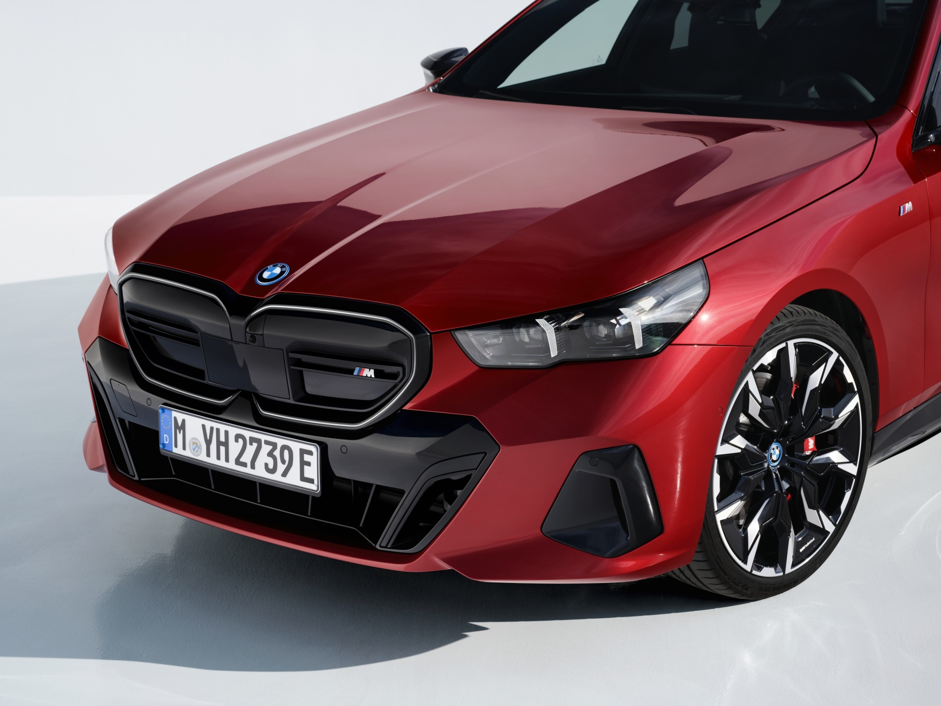 Vista frontal que muestra el diseño distintivo del BMW Serie 5.
