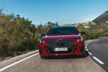 Vista delantera del BMW Serie 5 mostrando su potente parrilla y faros característicos.