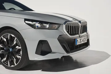 Vista delantera y lateral del BMW Serie 5, destacando su imponente parrilla.