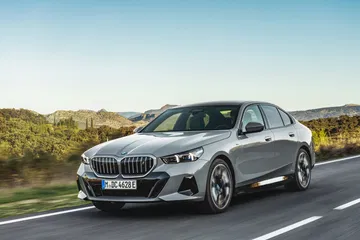Vista dinámica del BMW Serie 5 resaltando su diseño frontal y lateral.