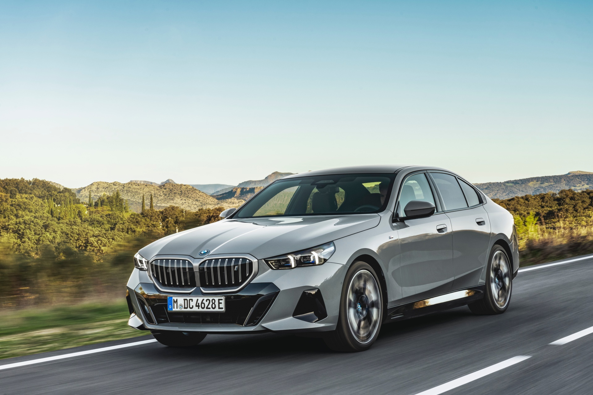 Vista dinámica del BMW Serie 5 resaltando su diseño frontal y lateral.