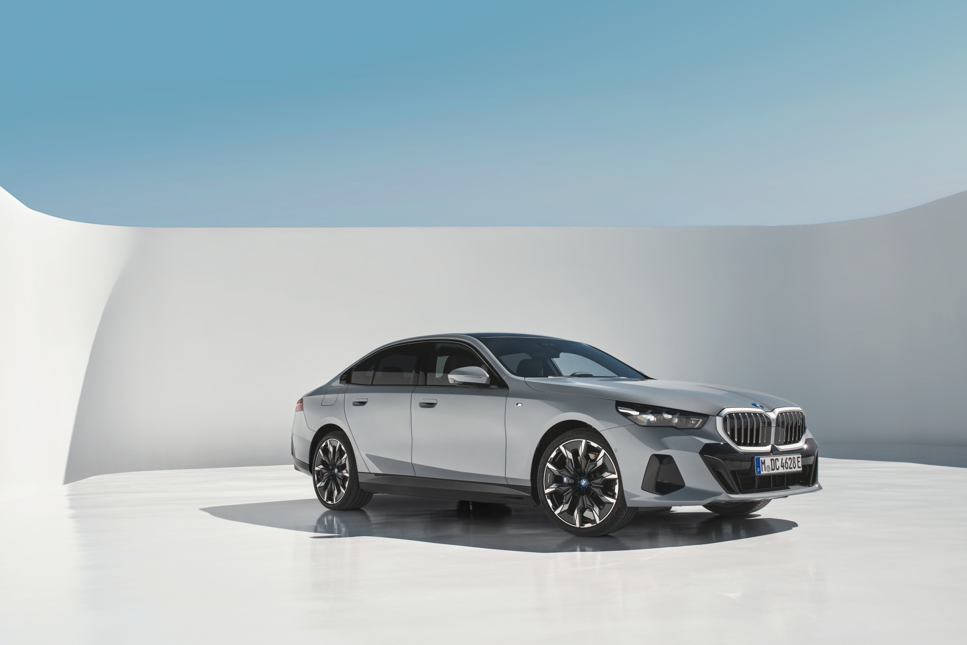 Vista angular delantera que muestra el diseño y líneas del BMW Serie 5.