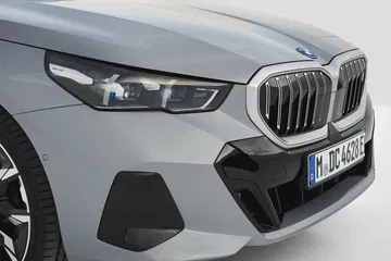 Vista frontal del BMW Serie 5 destacando su distintiva parrilla y faros LED.