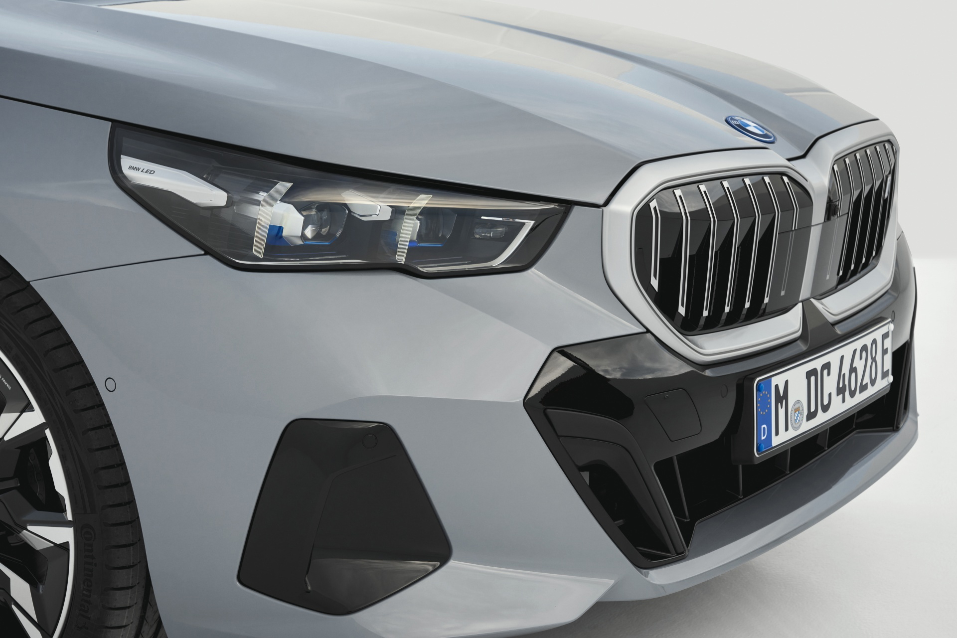 Vista frontal del BMW Serie 5 destacando su distintiva parrilla y faros LED.