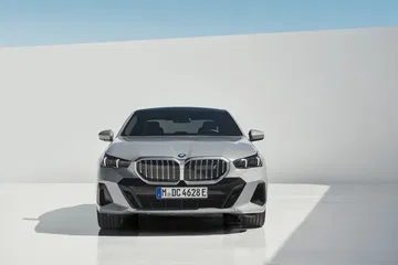 Vista frontal BMW Serie 5 destacando parrilla y faros