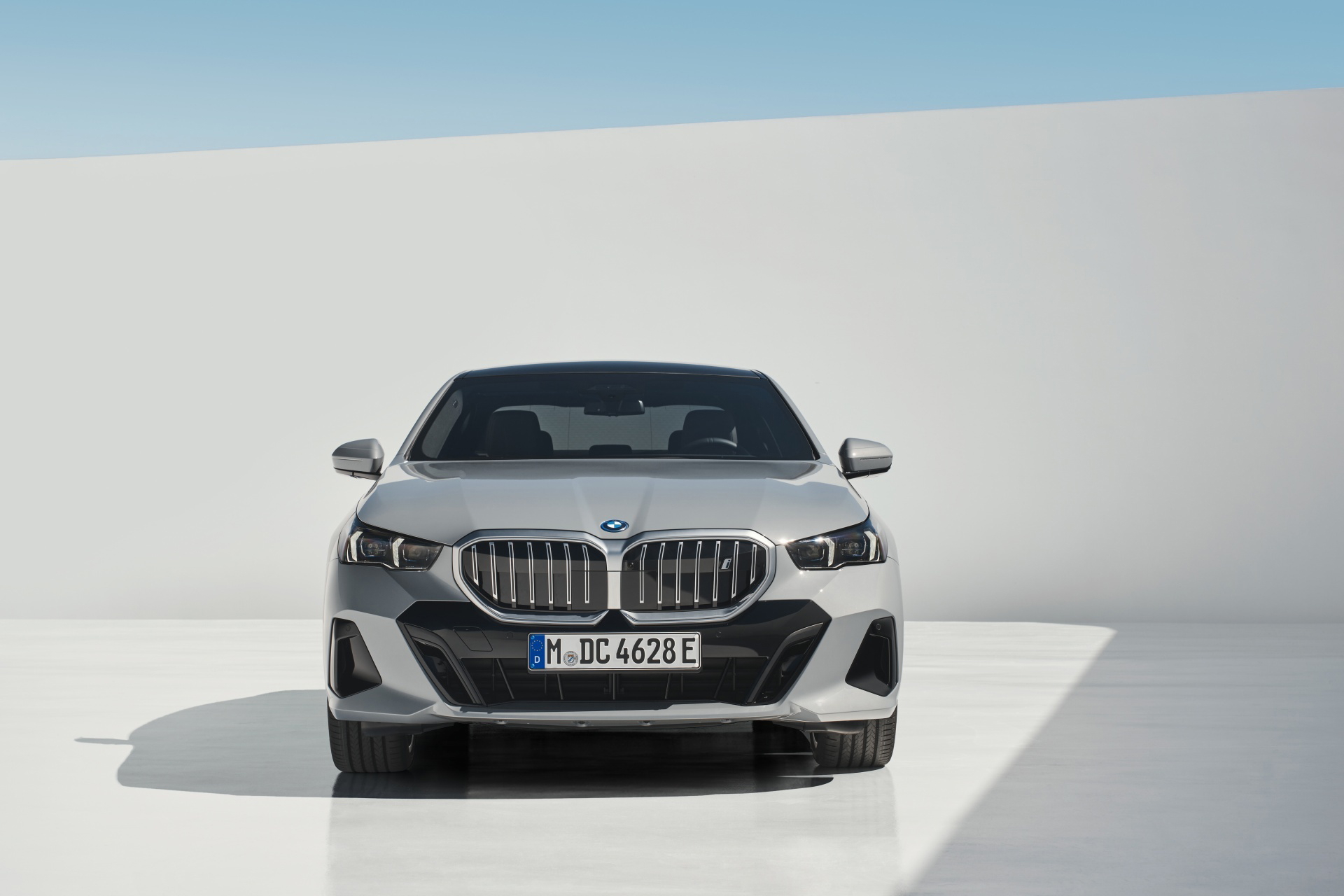 Vista frontal BMW Serie 5 destacando parrilla y faros