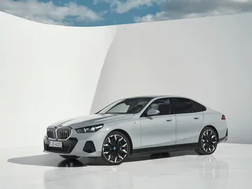 Vista lateral elegante del BMW Serie 5, destacando su línea deportiva.