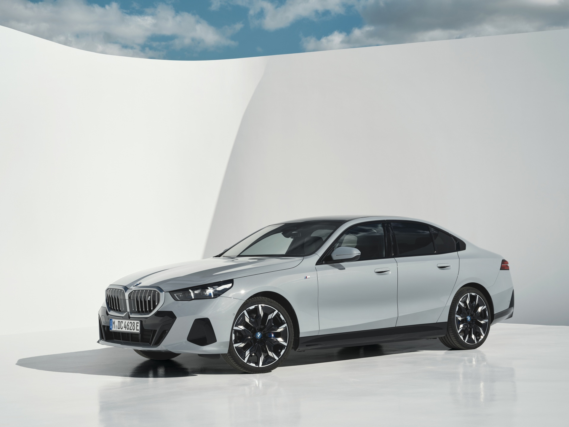 Vista lateral elegante del BMW Serie 5, destacando su línea deportiva.