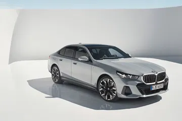 Vista lateral del BMW Serie 5 que muestra su diseño dinámico y elegante.