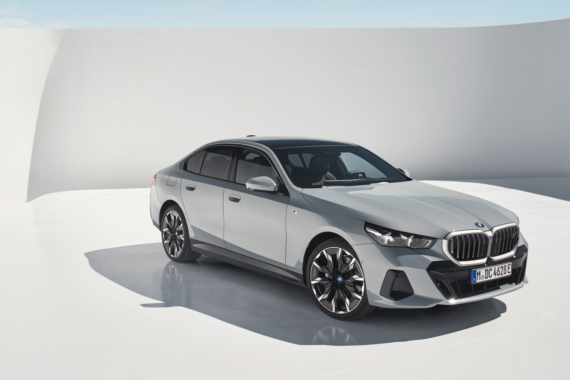 Vista lateral del BMW Serie 5 que muestra su diseño dinámico y elegante.