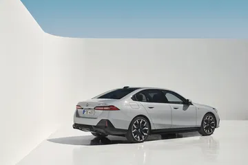 Vista lateral que muestra el diseño aerodinámico del BMW Serie 5.