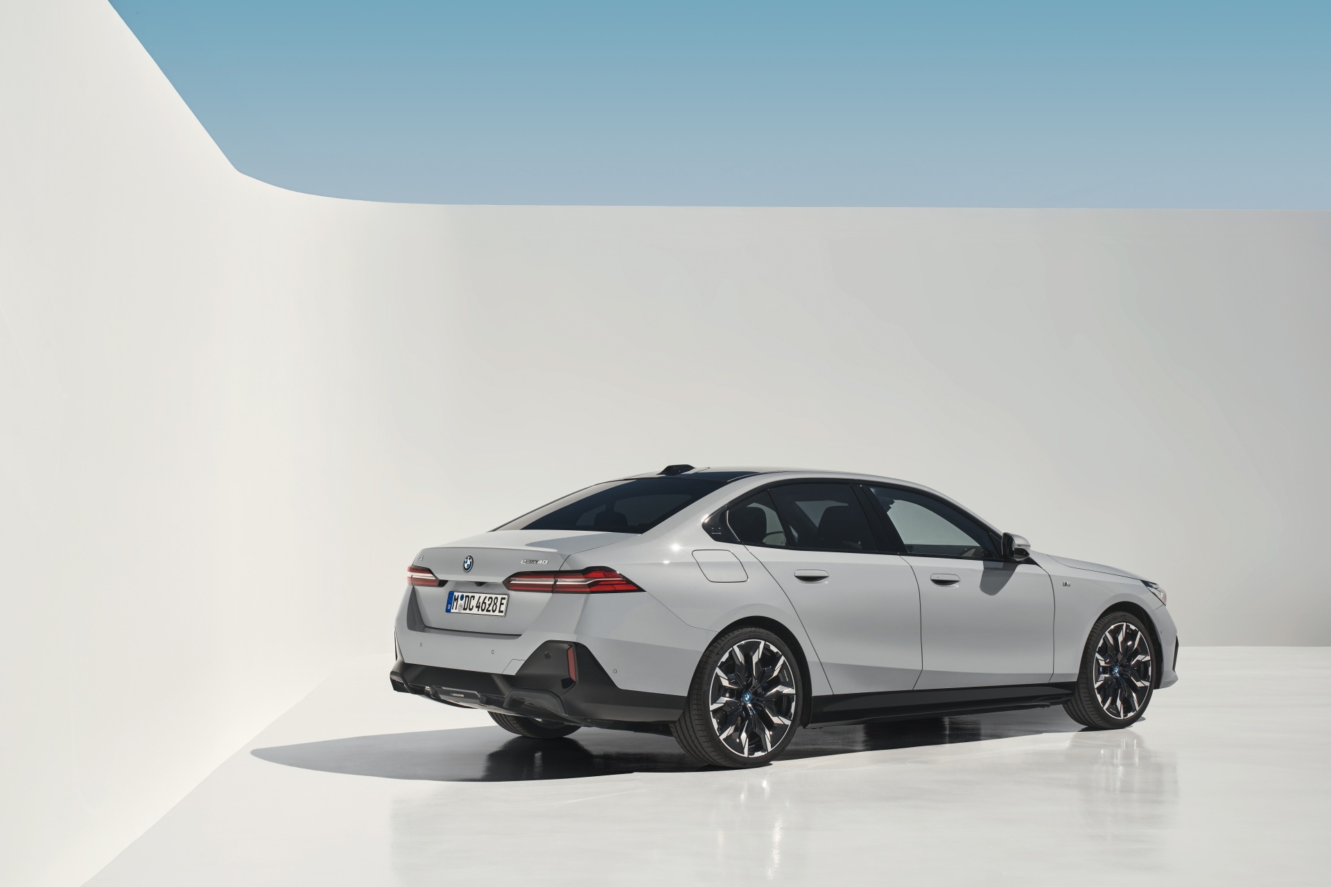Vista lateral que muestra el diseño aerodinámico del BMW Serie 5.