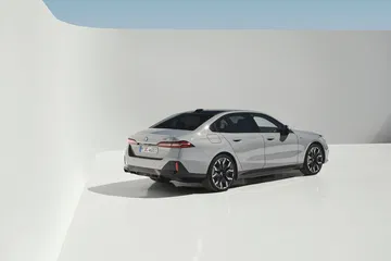 Vista lateral del BMW Serie 5 que muestra su diseño aerodinámico y elegante.