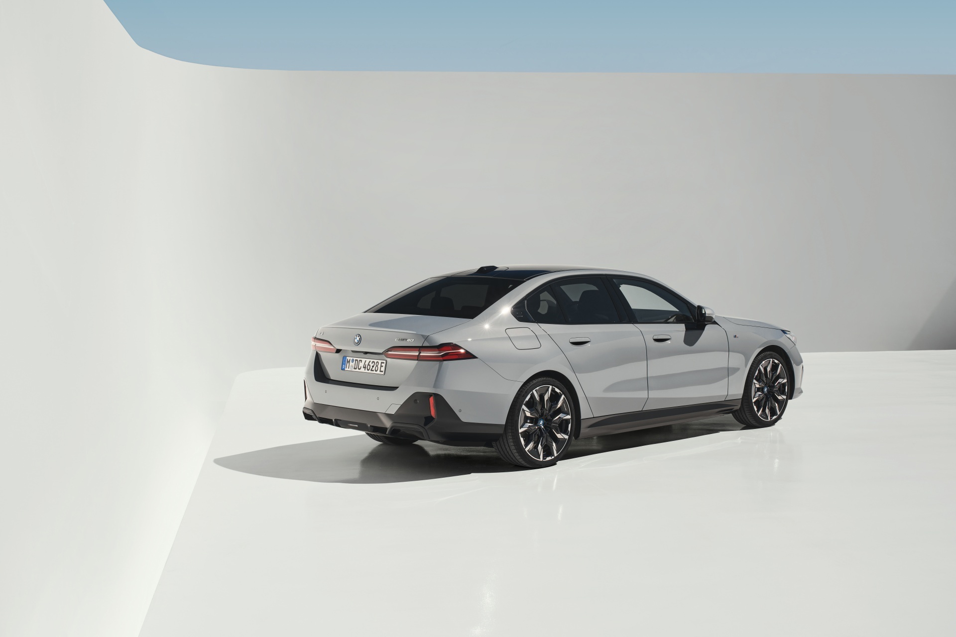 Vista lateral del BMW Serie 5 que muestra su diseño aerodinámico y elegante.