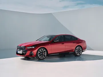 Vista lateral del BMW Serie 5, destacando su elegante línea y llantas deportivas.