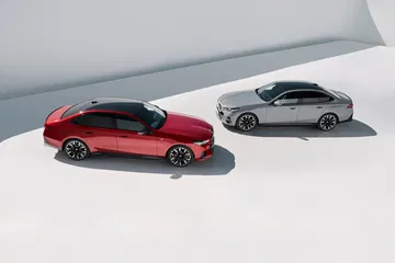 Vista lateral del BMW Serie 5 resaltando su diseño aerodinámico.