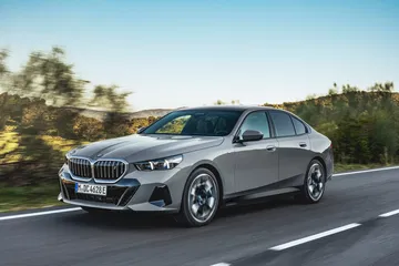 Vista dinámica lateral del BMW Serie 5 mostrando su diseño aerodinámico.