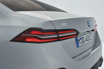 Vista trasera del BMW Serie 5 destacando sus pilotos LED