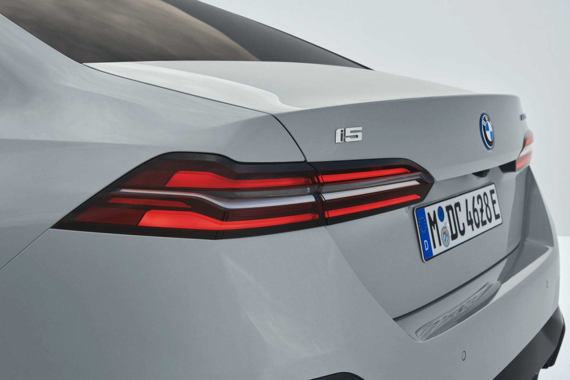 Vista trasera del BMW Serie 5 destacando sus pilotos LED