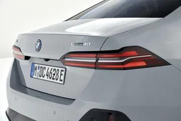 Vista trasera del BMW Serie 5 destacando sus líneas elegantes.